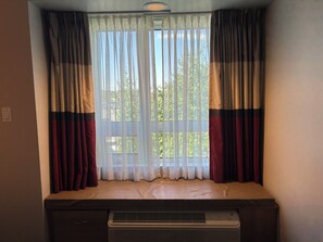 Escritorio, tabla de planchar con plancha, wifi gratis y ropa de cama