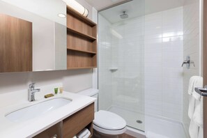 Quarto, 2 camas Queen, para não fumantes (Shower Only) | Banheiro | Chuveiro, produtos de toalete grátis, secador de cabelo 
