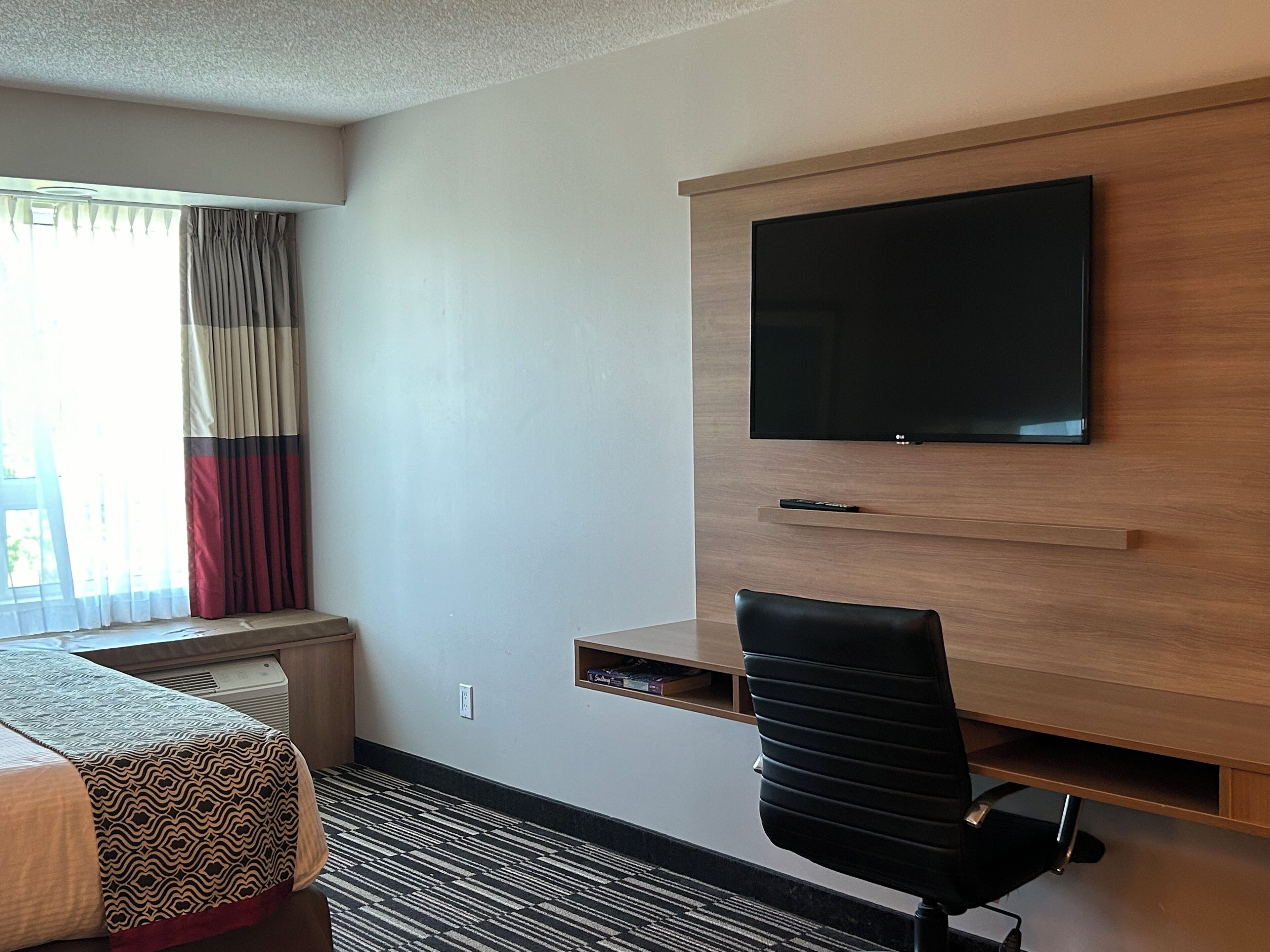 junior suite, 1 queen bed, non smoking | desk, iron/ironing board, free wifi, bed sheets