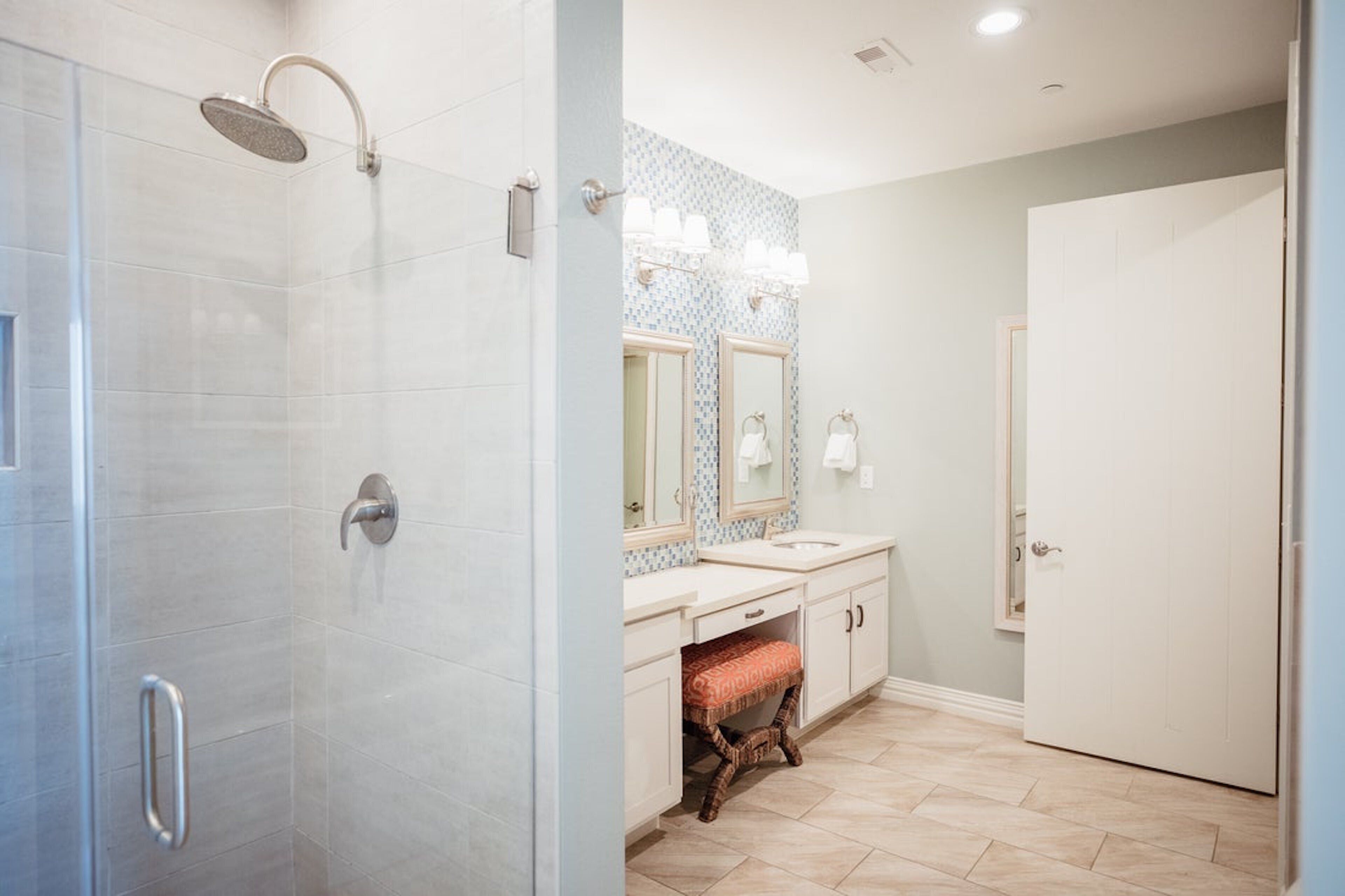 Combined shower/tub, free toiletries, hair dryer, towels