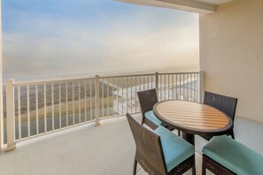 Caja de seguridad en la habitación y tabla de planchar con plancha