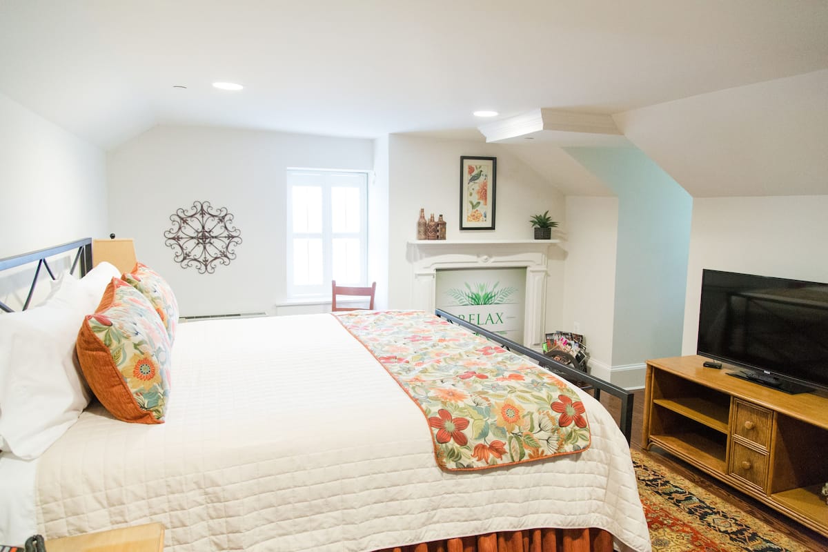 Room, Private Bathroom (Room 310) | Premium bedding, iron/ironing board, free WiFi, bed sheets