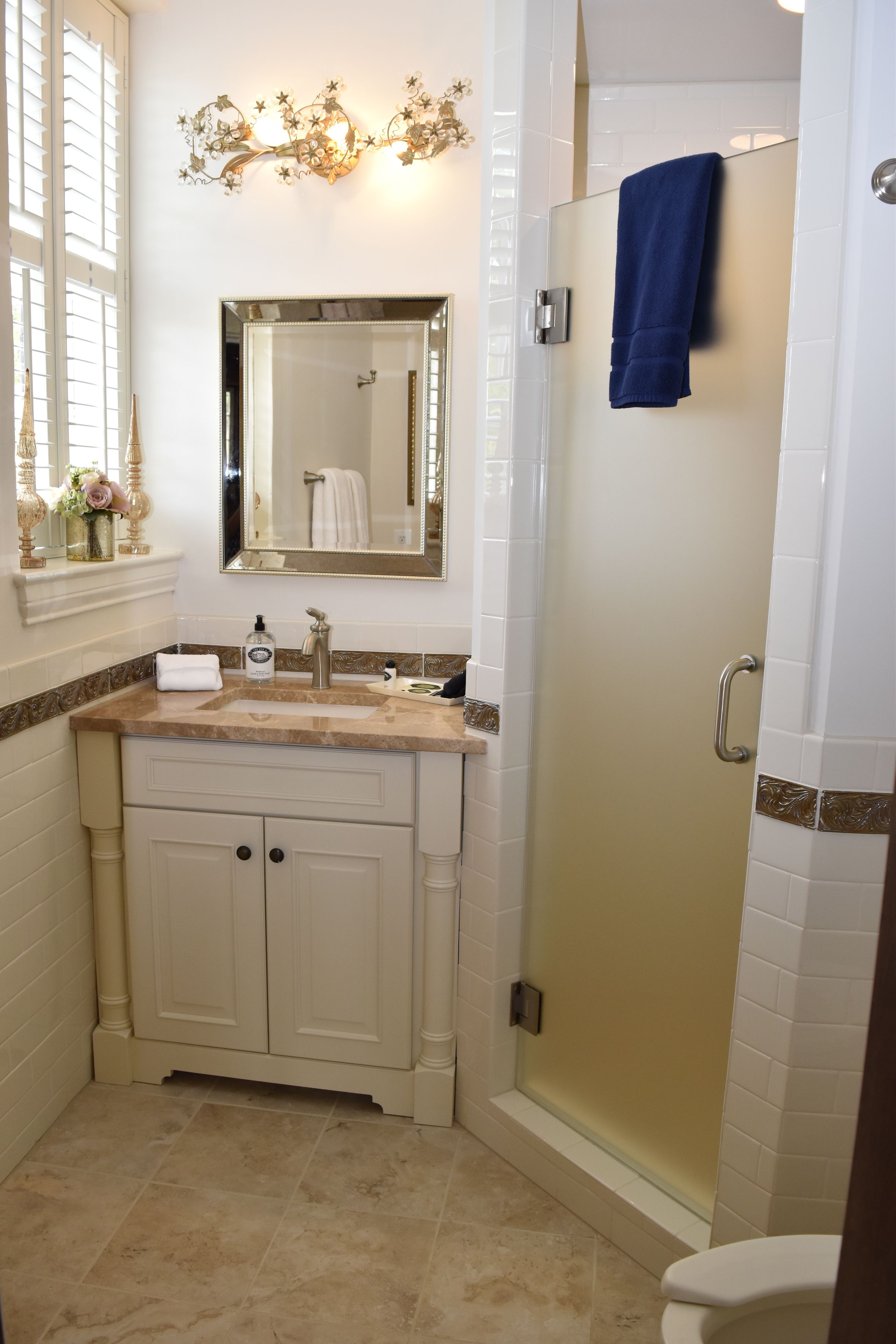 Un baño con lavabo, espejo y ducha.