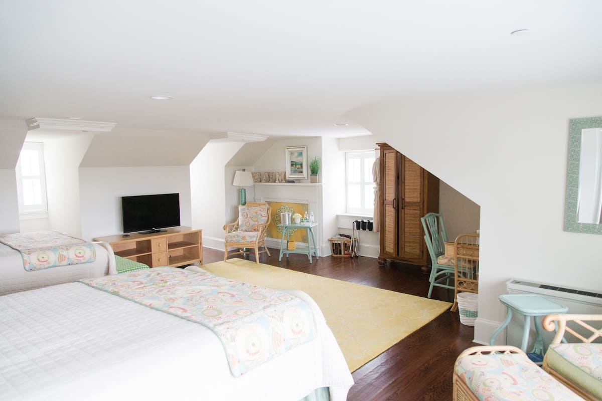 Room, Private Bathroom (Room 320) | Premium bedding, iron/ironing board, free WiFi, bed sheets