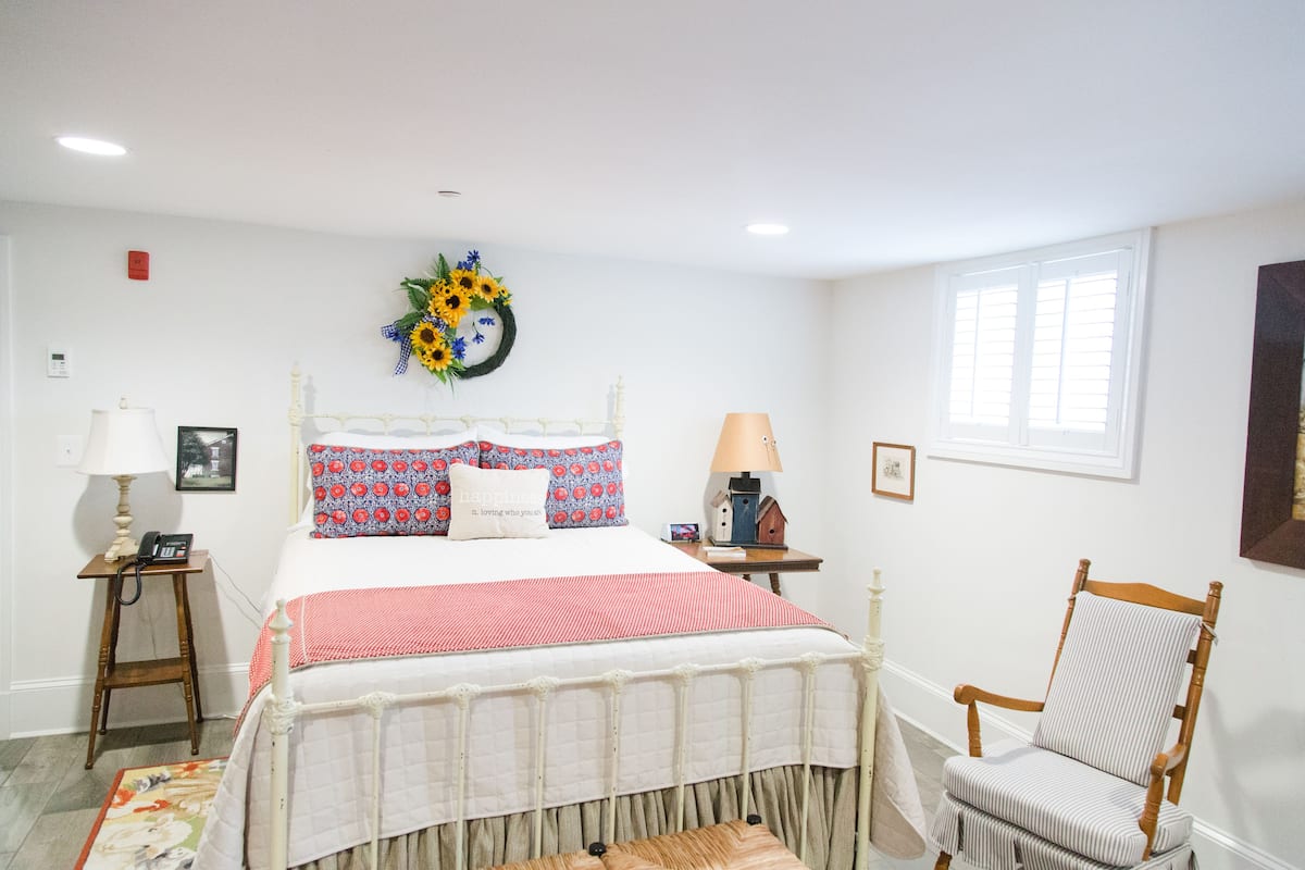 Room, Private Bathroom (Room 200) | Premium bedding, iron/ironing board, free WiFi, bed sheets