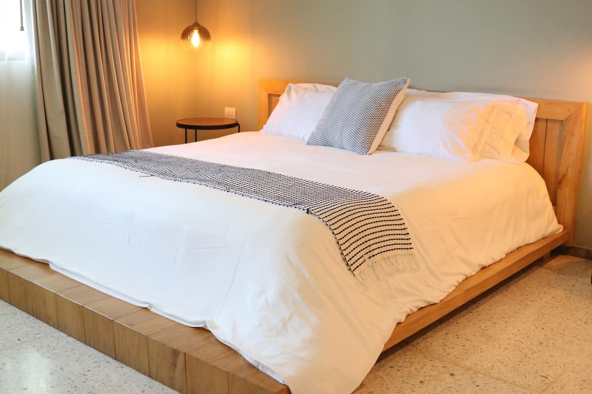 Royal Midnight Suite | Peralatan tempat tidur premium, katil Select Comfort, bar mini