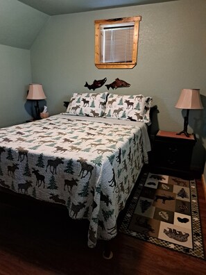 Comfort Single Room (Queen Size Room) | Iron/ironing board, free WiFi, bed sheets - Southern Bluff B&B (Soldotna)