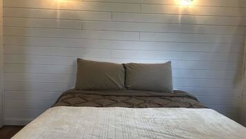 Deluxe Cabin, 1 Queen Bed, Kitchenette, Lake View | Bathroom amenities | Free toiletries, hair dryer, towels