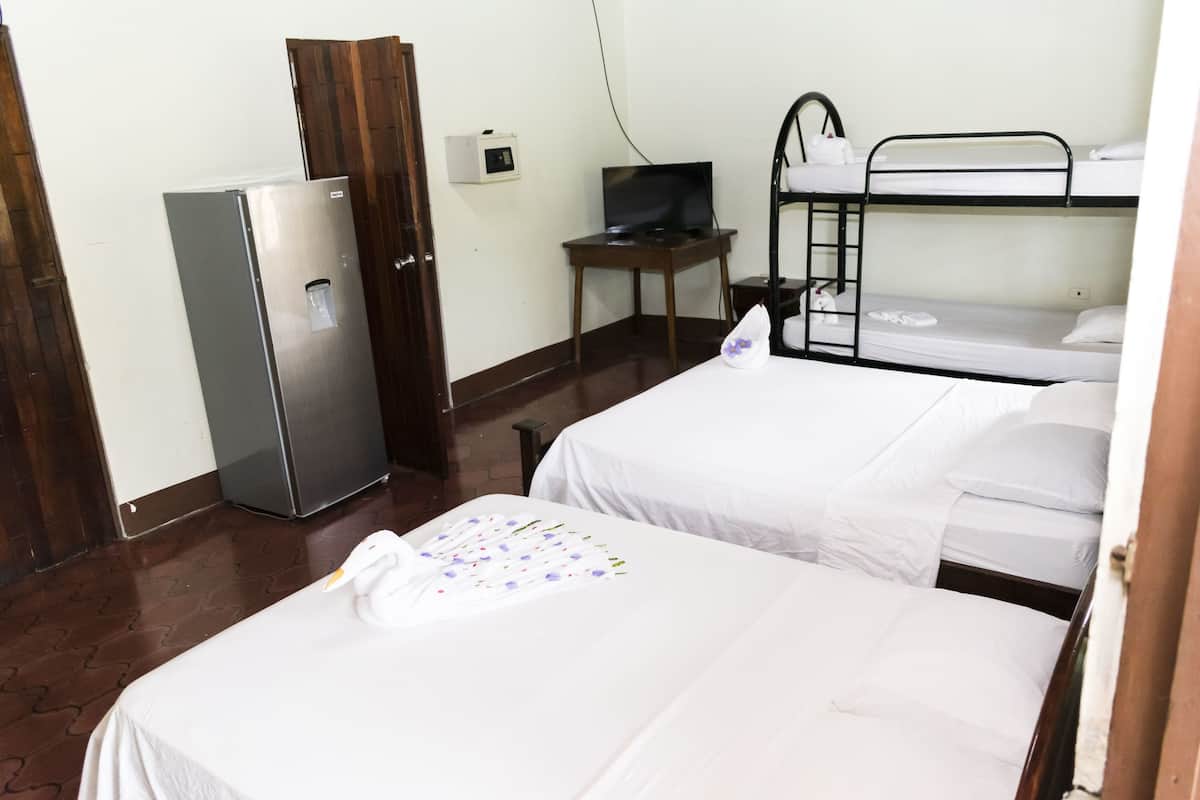 Standard Sextuple Room | In-room safe, WiFi (free)