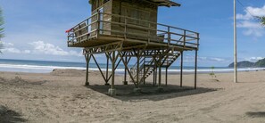 บนชายหาด