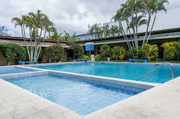 สระว่ายน้ำกลางแจ้ง