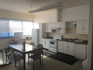 Family Suite | Private kitchen | Fridge - Simpson Camp Retreat (Simpson)