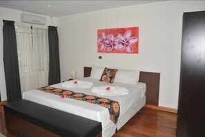 Leilighet – executive, 2 soverom, 2 bad, bassengutsikt | 2 soverom, skrivebord og strykejern/-brett