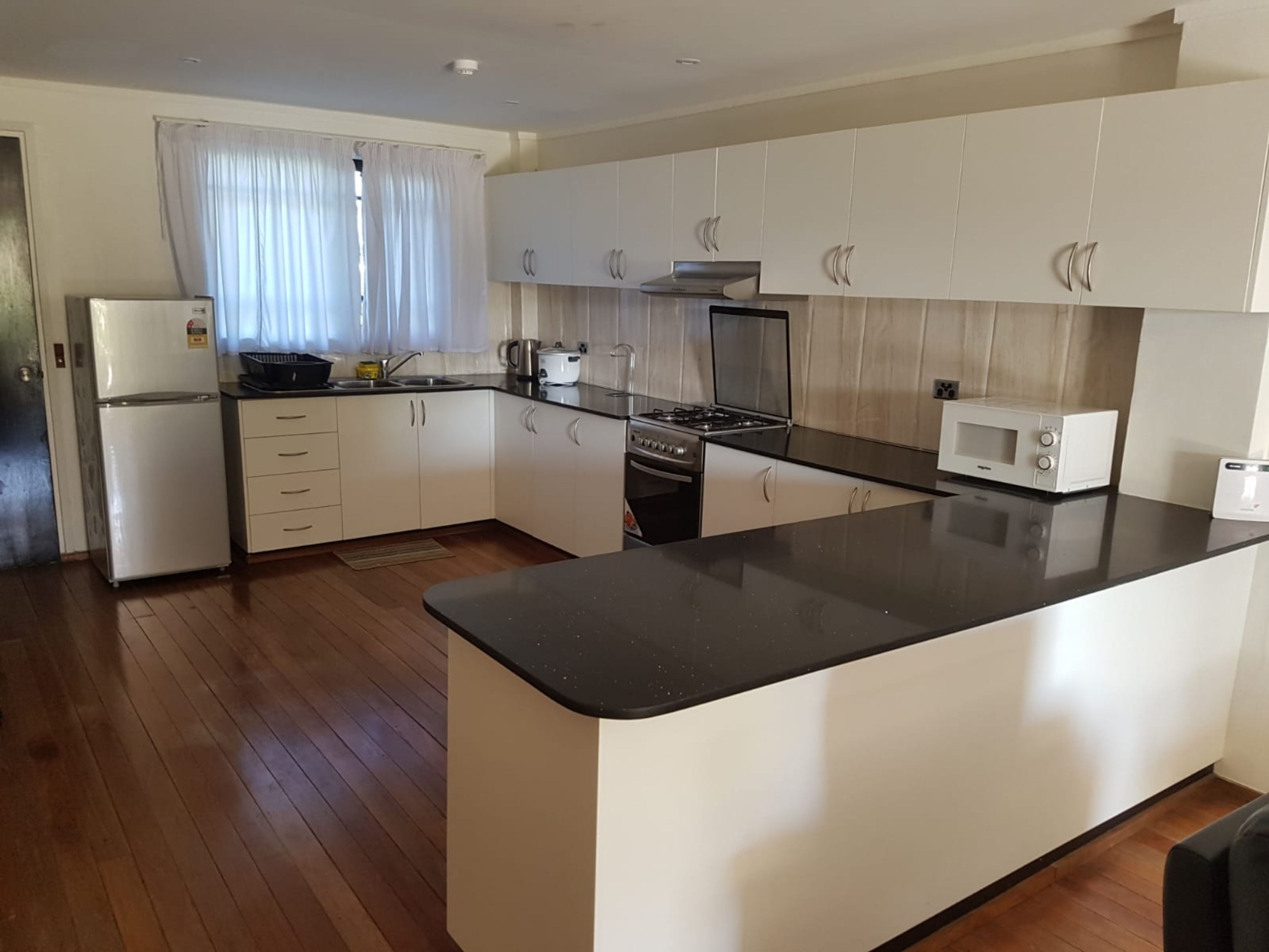 Leilighet – executive, 2 soverom, 2 bad, bassengutsikt | Eget kjøkken | Kjøleskap, mikrobølgeovn (på forespørsel), ovn og kokeplater