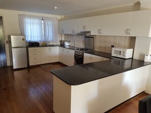 Leilighet – executive, 2 soverom, 2 bad, bassengutsikt | Eget kjøkken | Kjøleskap, mikrobølgeovn (på forespørsel), ovn og kokeplater