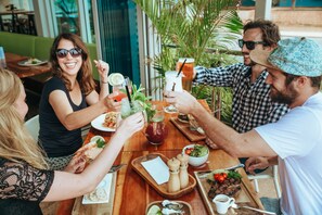 Breakfast, lunch and dinner served - Onslow Beach Resort (Onslow)