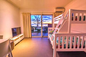 1 habitación, caja de seguridad en la habitación y escritorio