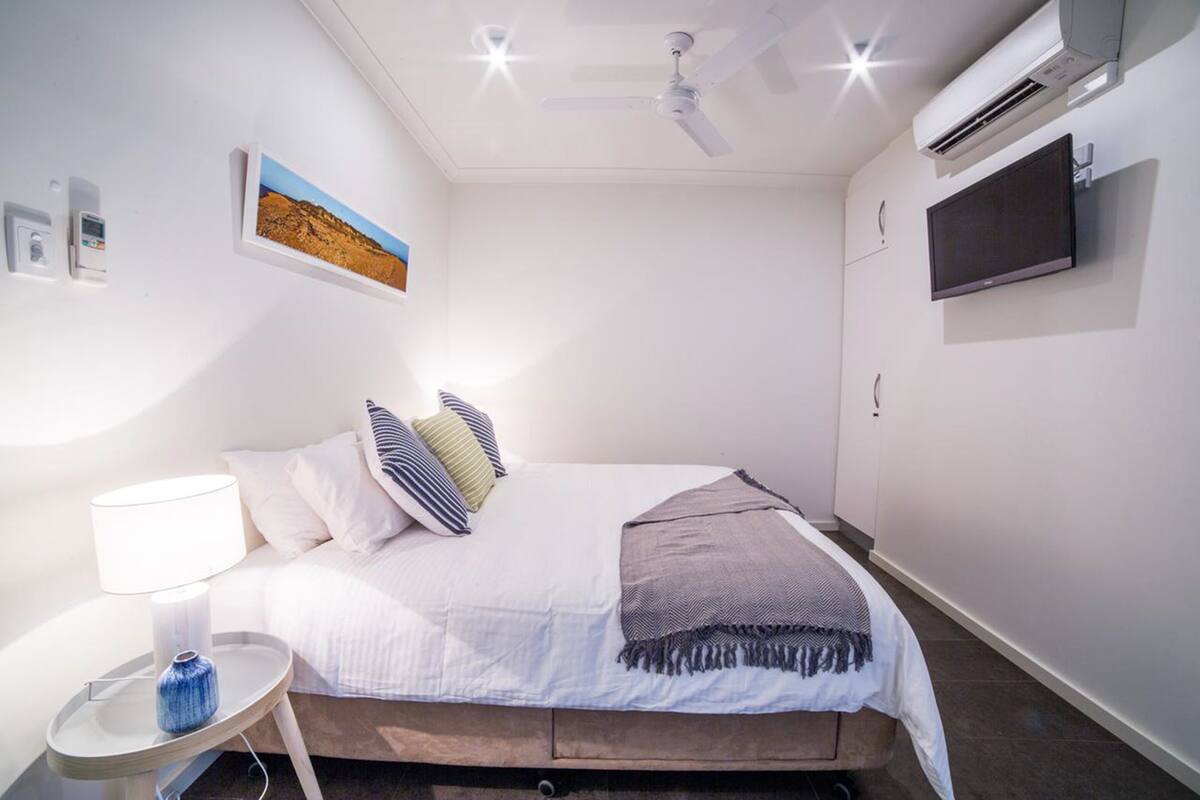 1 quarto, cofres nos quartos, escrivaninha