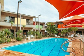 Outdoor pool, pool umbrellas, sun loungers - Onslow Beach Resort (Onslow)