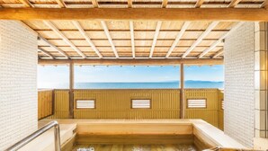 A wooden hot spring bath with a view of the sea. - Awakan (Sumoto)