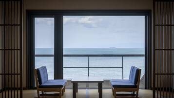 In-room safe, desk, free WiFi