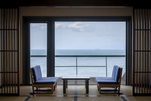 Tallelokero huoneessa, työpöytä, ilmainen Wi-Fi