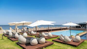 Piscine extérieure (ouverte en saison), parasols de plage