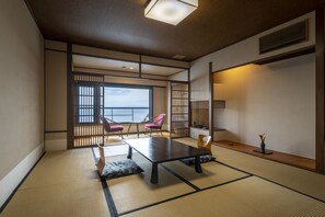 Yunagi Japanese Style Room, Top Floor | In-room safe, desk, free WiFi - Awakan (Sumoto)