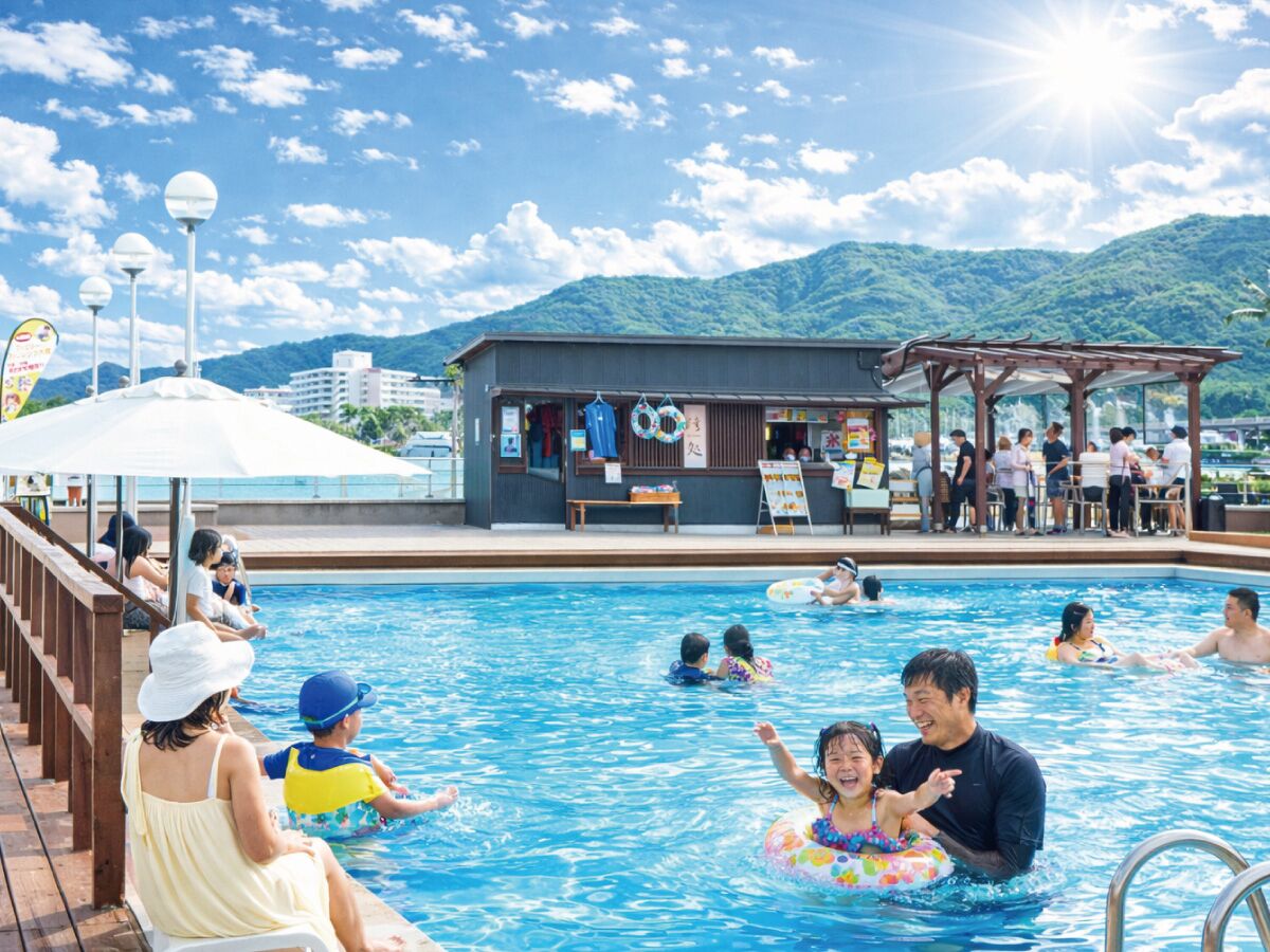 시즌별로 운영되는 야외 수영장, 08:00 ~ 19:00 오픈, 수영장 파라솔