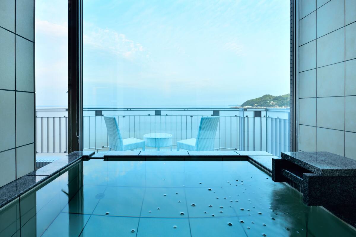 套房, 海洋景观 | 浴室 | 独立的浴缸和淋浴、泉水浴缸、免费洗浴用品、吹风机