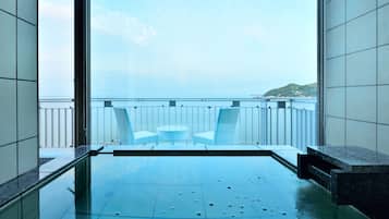 スイート オーシャンビュー | バスルーム | 個別の浴槽とシャワー、温泉浴槽、バスアメニティ (無料)、ヘアドライヤー