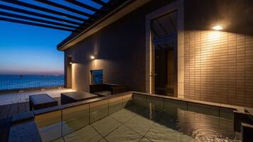 Suite superior, vistas al mar | Baño | Bañera y ducha independientes y bañera de agua termal