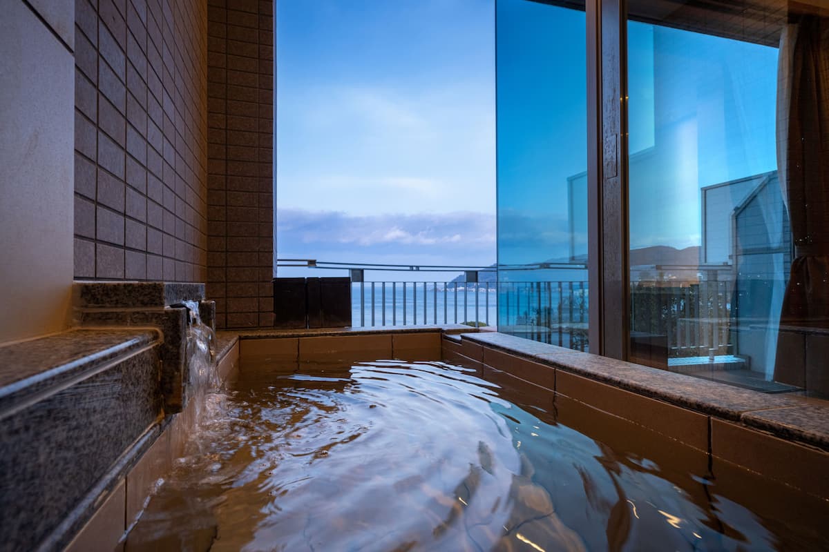 双人房, 海洋景观 | 浴室 | 独立的浴缸和淋浴、泉水浴缸、免费洗浴用品、吹风机
