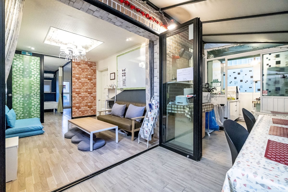 Villa familiar, 3 habitaciones, Terraza, vista a la ciudad | Cocineta privada | Refrigerador con congelador, microondas y parrilla de estufa