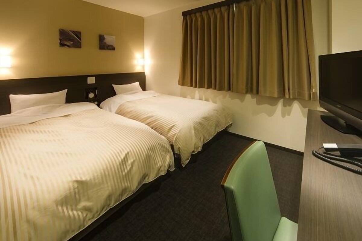 WiFi (free), bed sheets