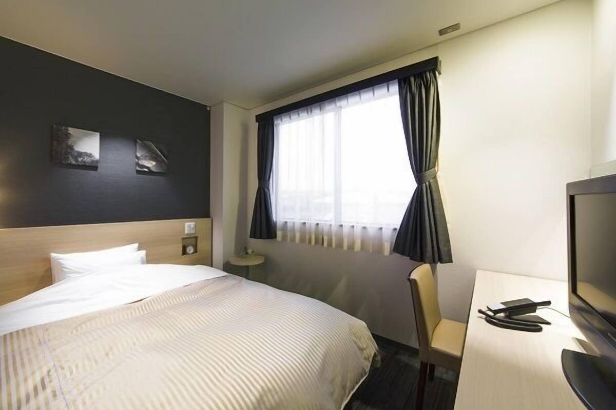 WiFi (free), bed sheets