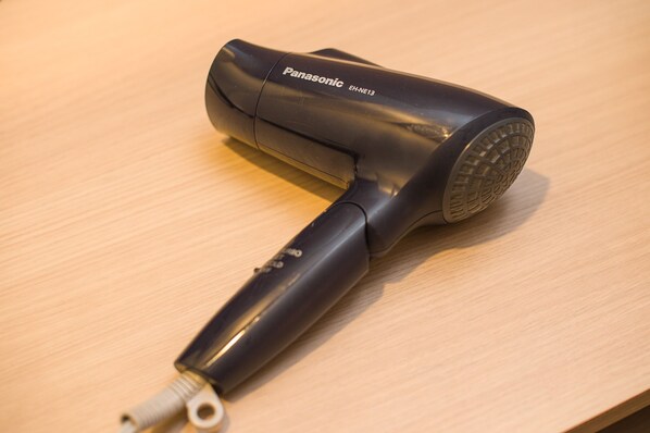 Un secador de pelo Panasonic sobre una superficie de madera.