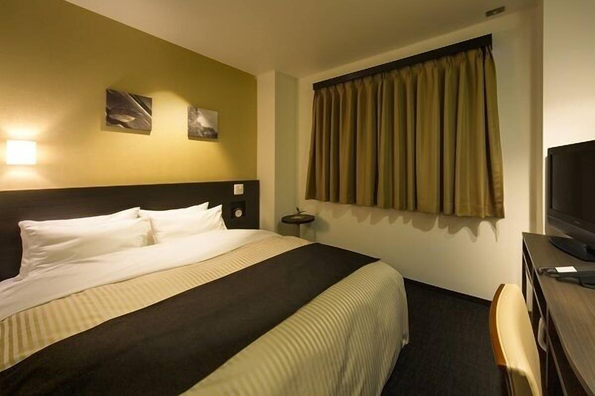 WiFi (free), bed sheets
