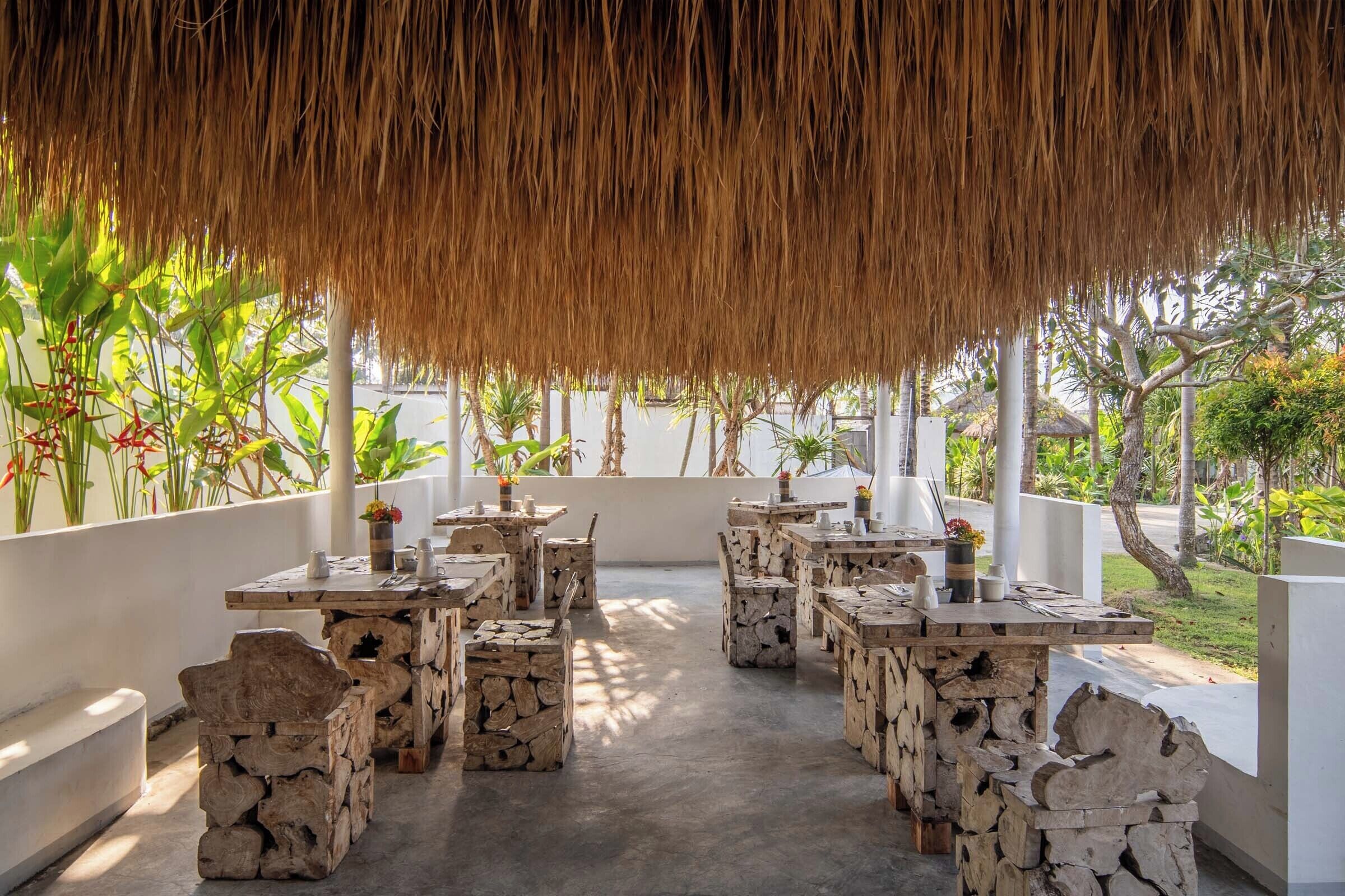 朝食、ランチ、ディナーに営業 (フュージョン料理、プール ビュー)