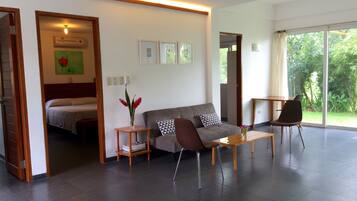 Departamento Confort, 1 habitación | Área de sala de estar | Televisión de pantalla plana