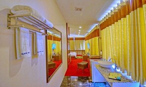 Palace King Room | Bathroom | Shower, free toiletries, hair dryer, slippers - Palace View Hotel (Mandalay)