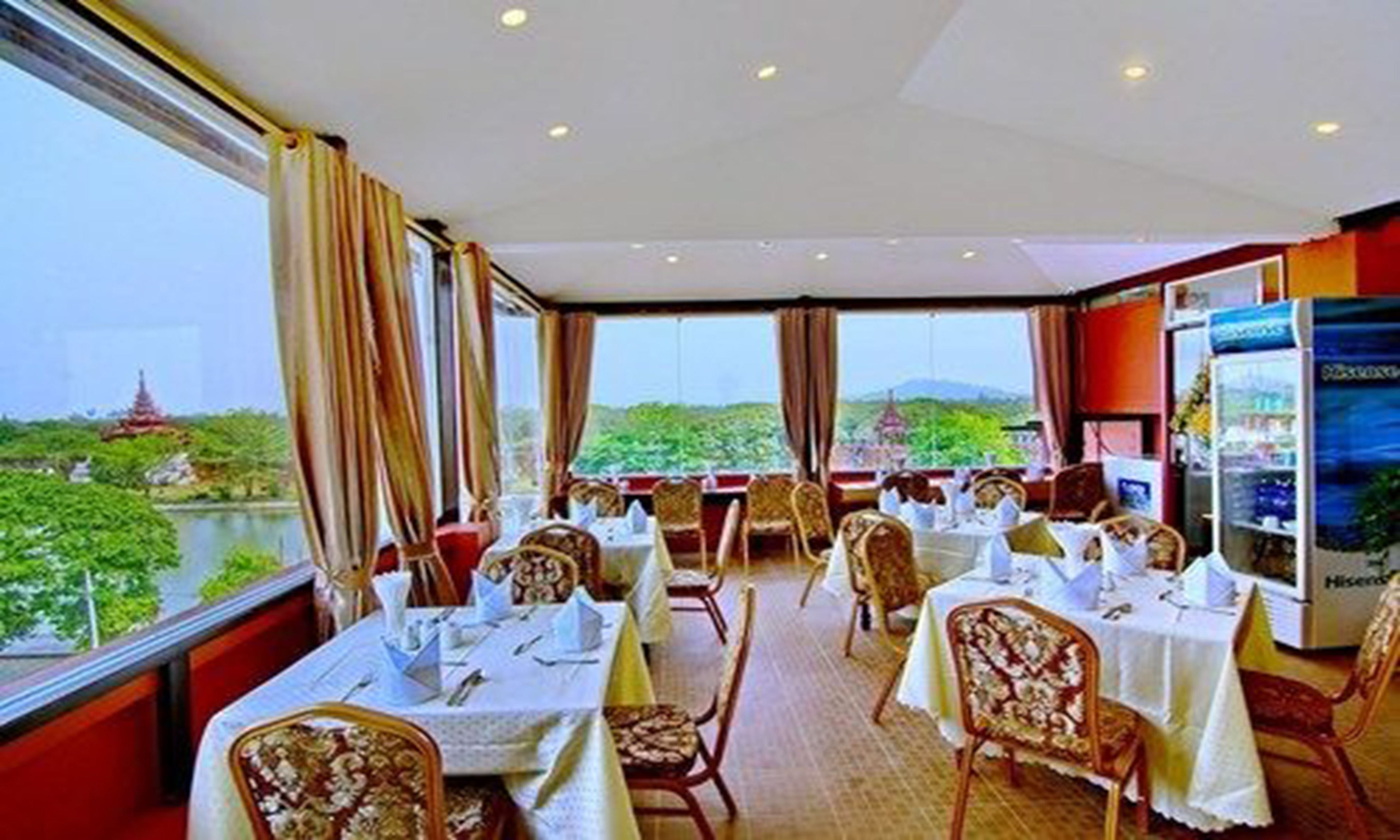 朝食、ランチ、ディナーに営業 (多国籍料理)