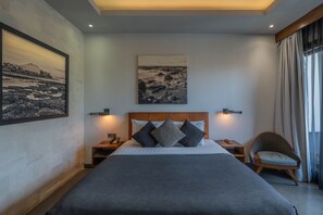 Chambre Deluxe, vue piscine | Literie de qualité supérieure, minibar, coffres-forts dans les chambres