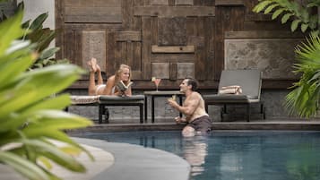 Utomhuspool med öppettider 08.00 till 22.00, och solstolar