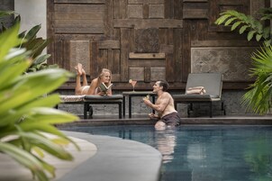 Útilaug, opið kl. 08:00 til kl. 22:00, sólstólar