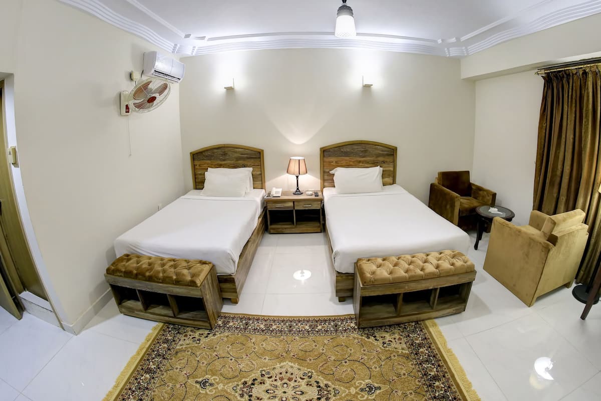Deluxe Twin Room | Bar mini, peti besi dalam bilik, ruang kerja komputer riba 