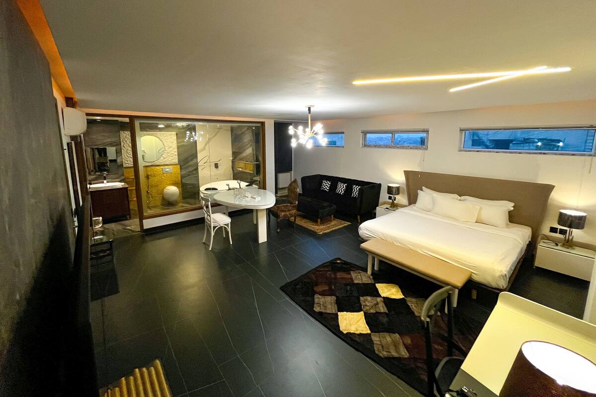 Signature Room | Bar mini, peti besi dalam bilik, ruang kerja komputer riba 