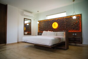 Minibar, in-room safe, laptop workspace, free WiFi - Hotel Crown Inn (Karachi)