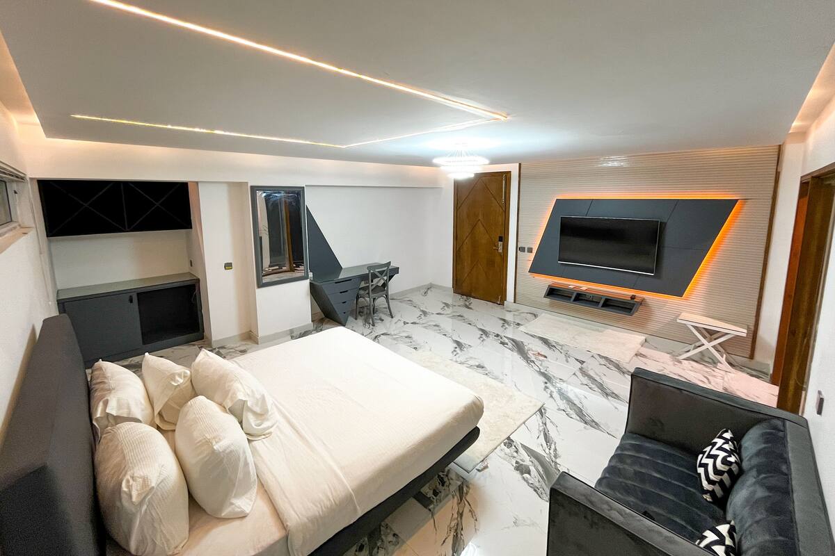 Signature Room | Bar mini, peti besi dalam bilik, ruang kerja komputer riba 