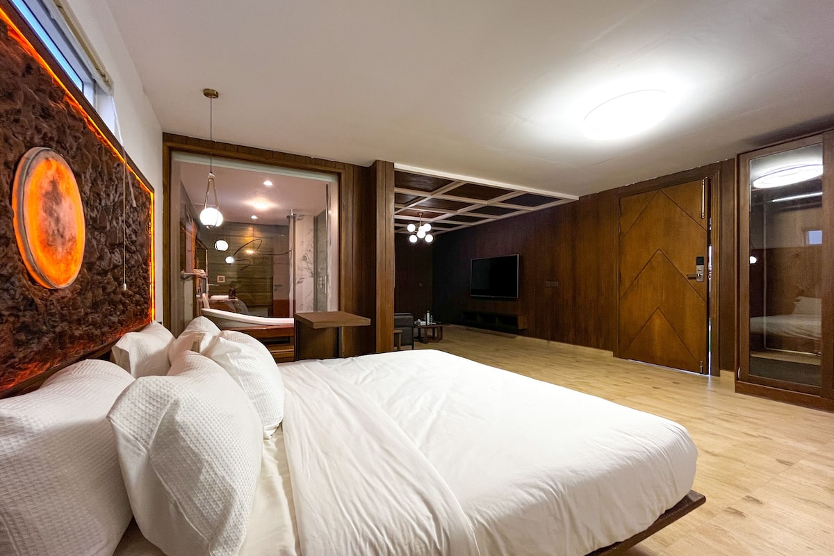 Signature Room | Bar mini, peti besi dalam bilik, ruang kerja komputer riba 